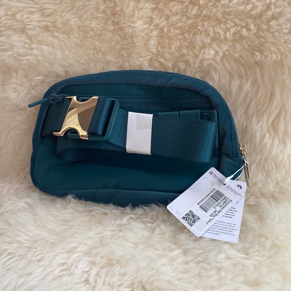 NWT lululemon everywhere belt bag Green Jasper/Gold with Tags - Picture 2 of 5